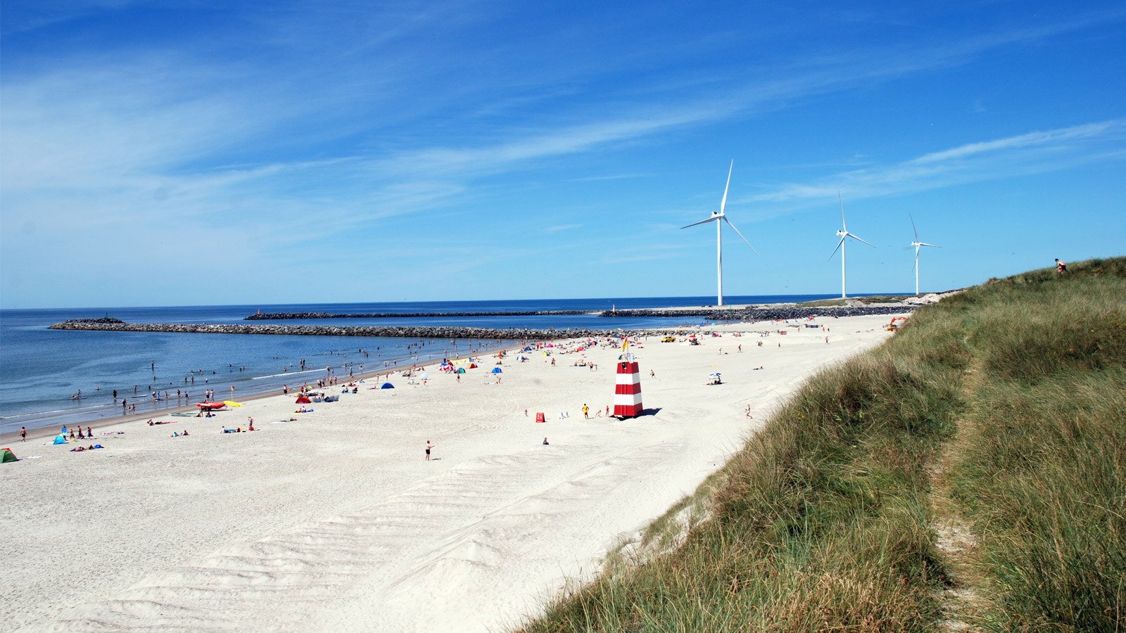 Strand med livreddertårn