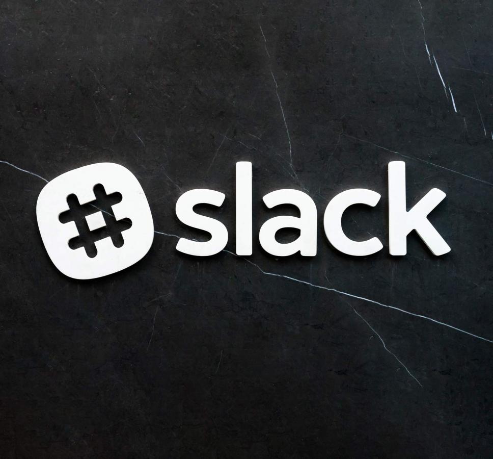 Slack logo sort marmor
