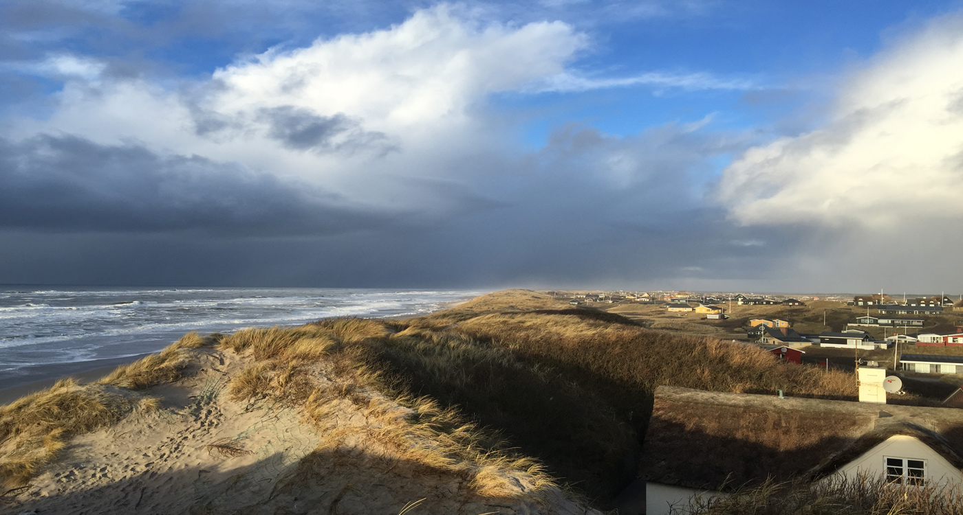 Foto af sommerhuse i Søndervig samt udkig til vesterhavet.