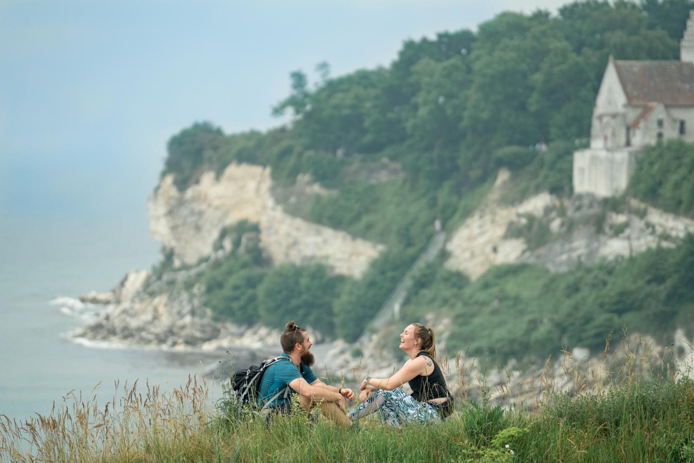 Pause i græsset med udsigt til Stevns Klint