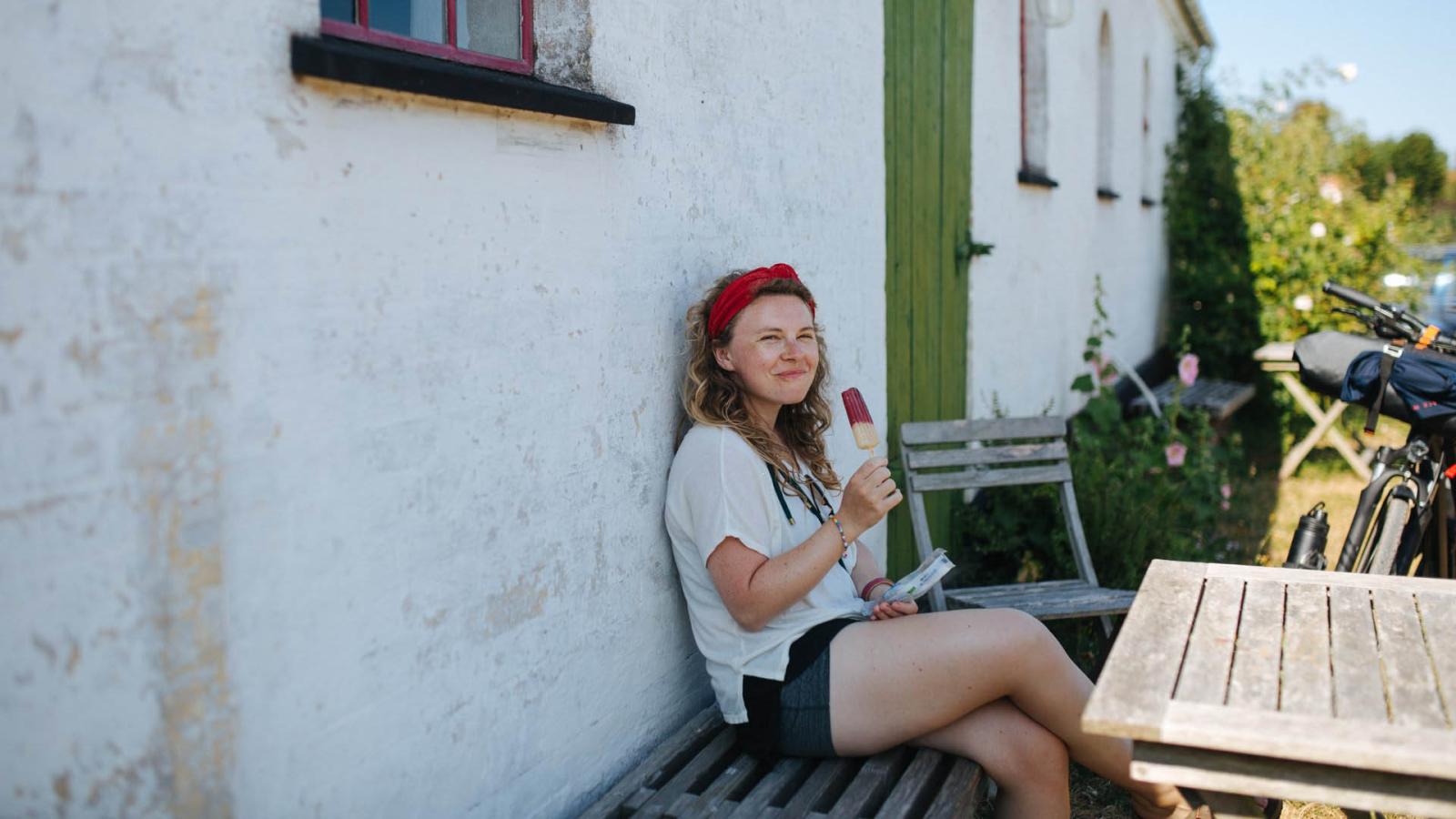 Cyklist, der er stoppet for at spise en is