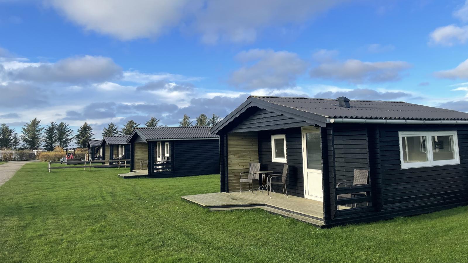 Stenbjeg Kro & Krohavens Camping - foto af sorte hytter på række